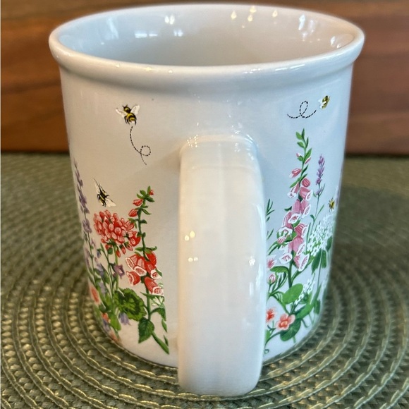 Heathcote & Ivory Buzy Beez 10 Oz Mug. Blue Gray Background Floral With Bees EUC - Picture 4 of 8